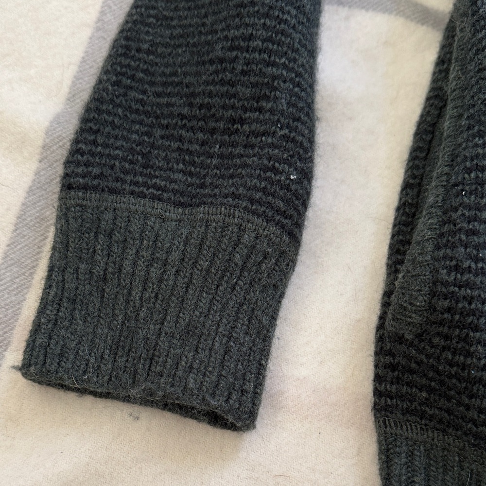L.L. Bean Men's Dark Navy and Hunter Green Merino Wool Sweater - Picture 6 of 13